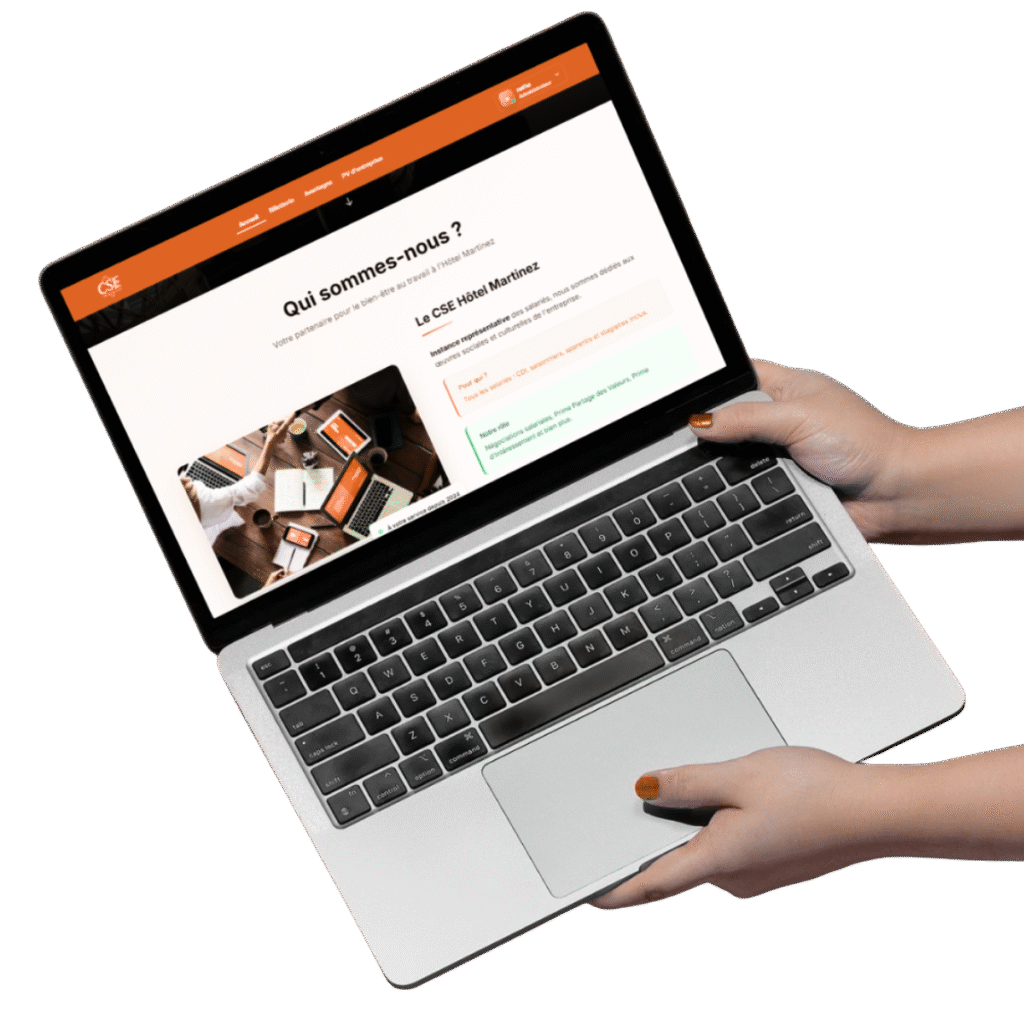 Mains tenant un ordinateur portable affichant le site Club Azur Avantages et la présentation des services.